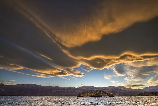 South America, Argentina, Santa Cruz, Patagonia, Lago Posadas, sunset over Posadas