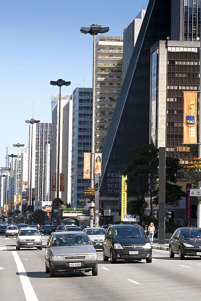 South America, Brazil, Sao Paulo, traffic and pedestrians on Avenida Paulista with