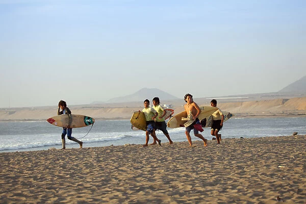 South America, Peru, La Libertad, Trujillo, Huanchaco, surfers on the beach in front