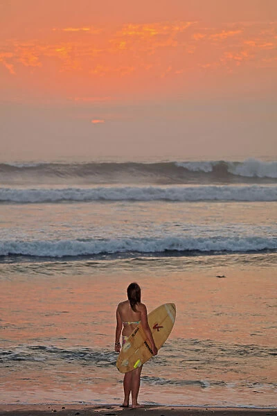 South America, Peru, La Libertad, Trujillo, Huanchaco, a surfer on the beach in front