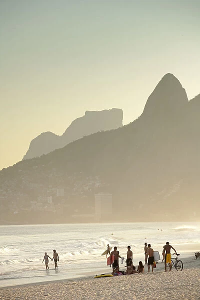 South America, Rio de Janeiro, Rio de Janeiro city, Ipanema, sunbathers on Ipanema