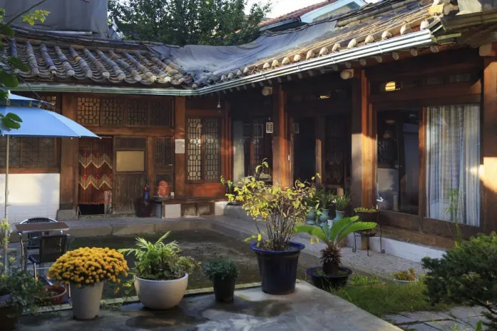 Framed Print : South Korea, Seoul, Bukchon hanok village, traditional teahouse Framed Print : South Korea, Seoul, Bukchon hanok village, traditional teahouse