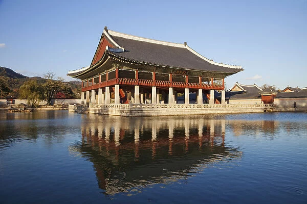 South Korea, Seoul, Gyeongbokgung Palace, Gyeonghoeru Pavilion