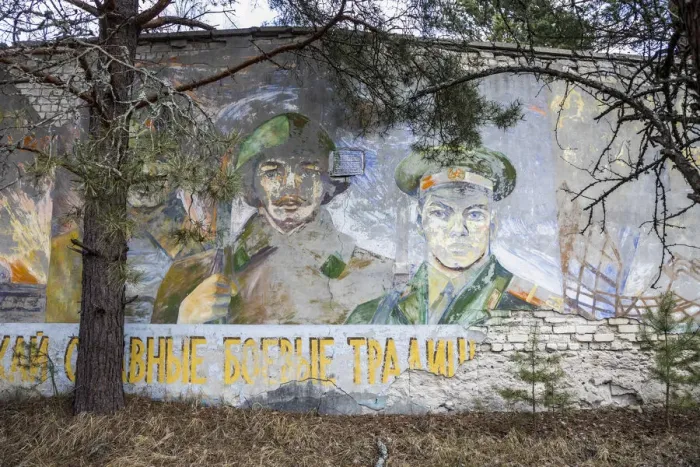 Framed Print : Soviet Wall Murals, hernobyl Exclusion Zone, Ukraine Framed Print : Soviet Wall Murals, hernobyl Exclusion Zone, Ukraine