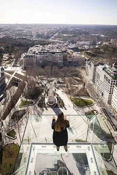 Spagna - Madrid. Piattaforma sospesa nel vuoto sulla terrazza panoramica dell'Hotel Riu