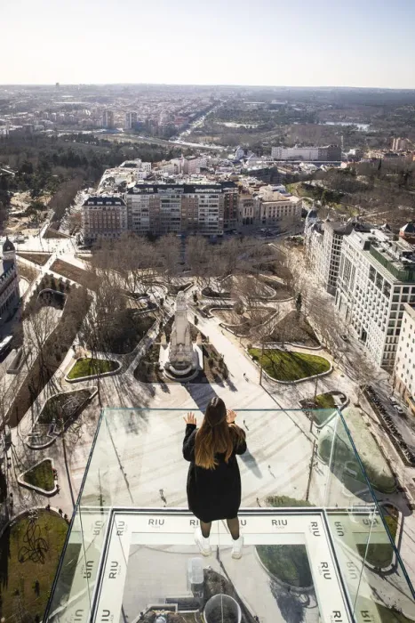 Framed Print : Spagna - Madrid. Piattaforma sospesa nel vuoto sulla terrazza panoramica dell'Hotel Riu Framed Print : Spagna - Madrid. Piattaforma sospesa nel vuoto sulla terrazza panoramica dell'Hotel Riu