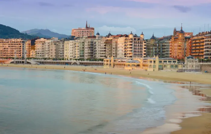 Framed Print : Spain, Basque Country, San Sebastian (Donostia), Concha Bay, view towards town Framed Print : Spain, Basque Country, San Sebastian (Donostia), Concha Bay, view towards town