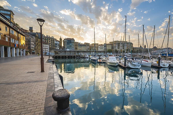 Spain, Basque Country, San Sebastian (Donostia). Harbour at sunrise