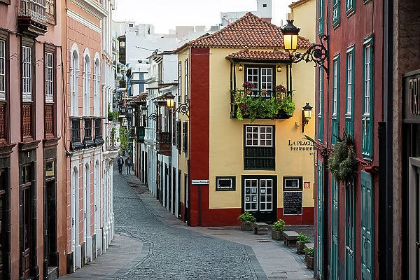 Spain, Canary Islands, La Palma, Santa Cruz de La Palma, Coloured houses in Calle Anselmo Perez de Brito