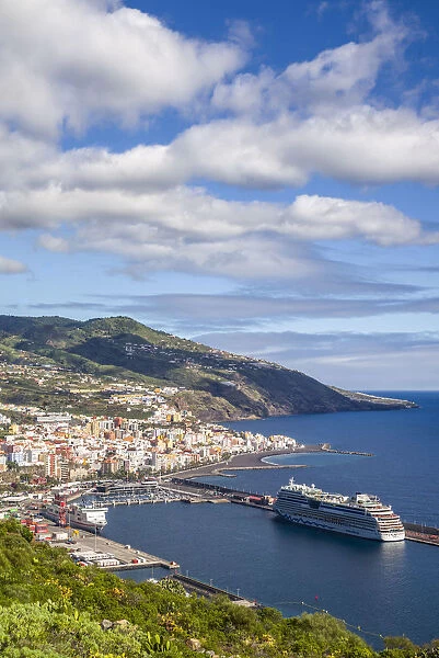 Spain, Canary Islands, La Palma Island, Santa Cruz de la Palma, elevated view with port