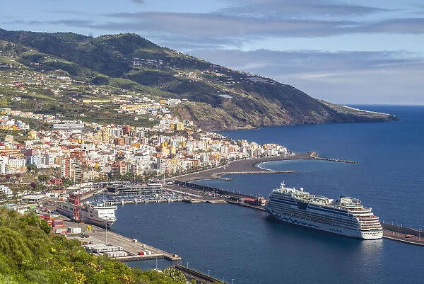 Spain, Canary Islands, La Palma Island, Santa Cruz de la Palma, elevated view with port