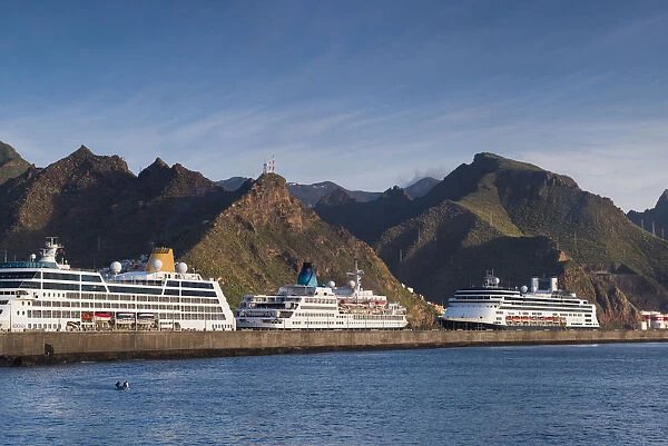 Spain, Canary Islands, Tenerife, Santa Cruz de Tenerife, port, cruise ships
