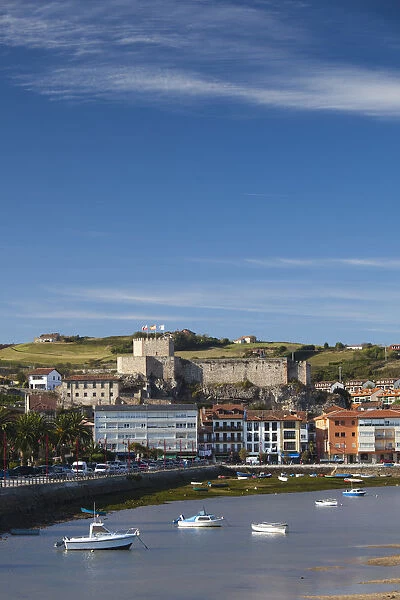 Spain, Cantabria Region, Cantabria Province, San Vicente de la Barquera, town view