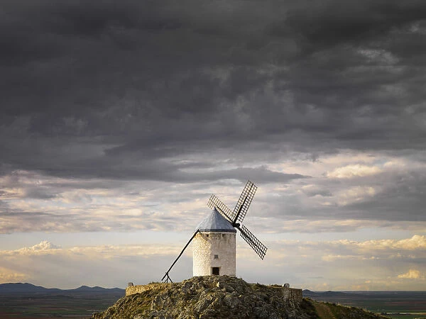 Spain, Castile, La Mancha, Consuegra, Windmills at sunset