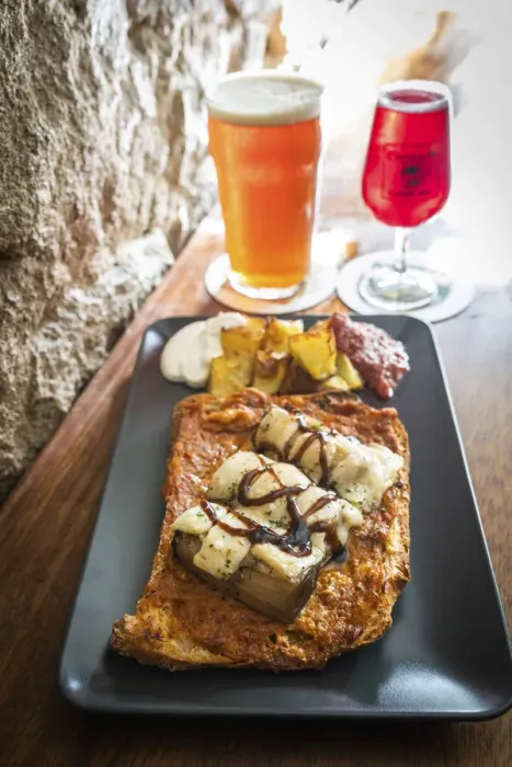 Framed Print : Spain, Catalonia, Barcelona, Sants, Homo Sibaris, Local toast with craft beers Framed Print : Spain, Catalonia, Barcelona, Sants, Homo Sibaris, Local toast with craft beers