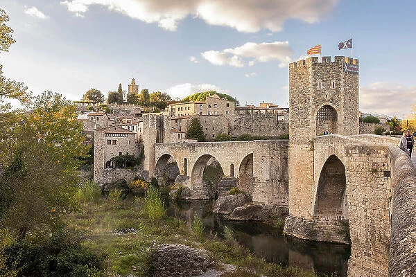 Spain, Catalonia, Besalu, The bridge of Besalu on El Fluvia river