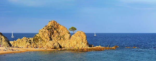 Spain, Catalonia, Costa Brava, Tossa de Mar, Overview of bay
