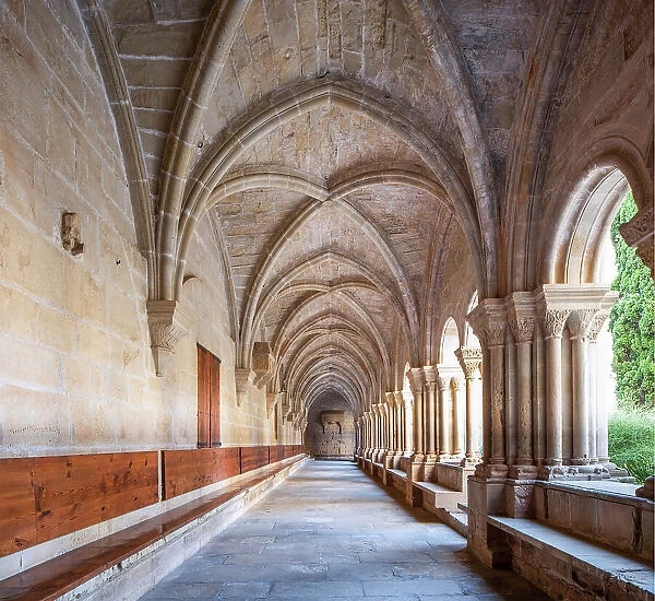 Spain, Catalonia, Tarragona, Poblet, Hallway in the cloister of the Monastery