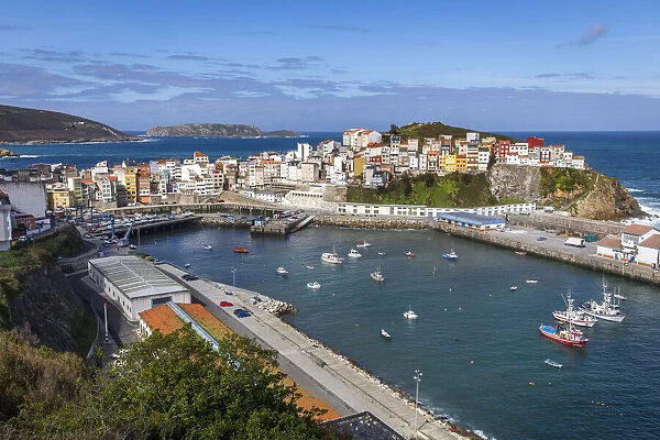 Spain, Galicia, Costa da Morte, Malpica, The port of Malpica from Punta da Plancha