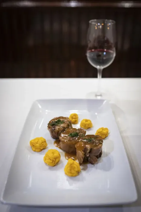 Framed Print : Spain, Madrid, Casa Alberto, Porks hands'stuffed with oxtail and pumpkin puree Framed Print : Spain, Madrid, Casa Alberto, Porks hands'stuffed with oxtail and pumpkin puree