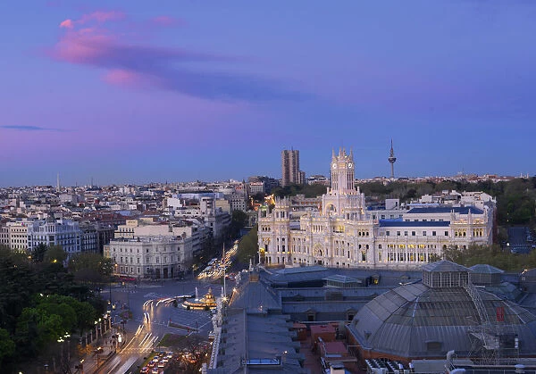 Spain, Madrid, Overview of Plaza de Cibeles and town hall at dusk