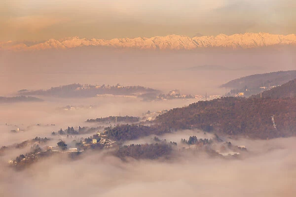 Spina Verde and Alps rise up from a sea of clouds, Como province, Lombardy, Italy, Europe