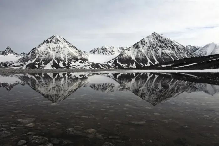 Framed Print : Spitsbergen, Svalbard, Norway. Mountains reflecting on a lagoon in northern spitsbergen Framed Print : Spitsbergen, Svalbard, Norway. Mountains reflecting on a lagoon in northern spitsbergen