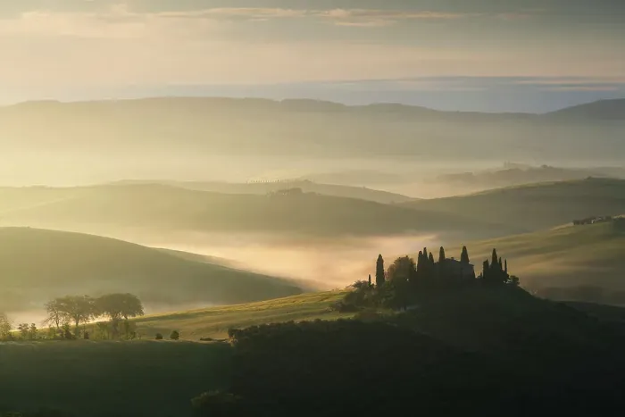 Framed Print : Spring sunrise over the iconic Podere Belvedere in Val d'Orcia, Tuscany, Italy