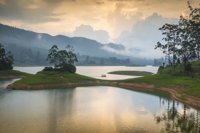 Framed Print : Sri Lanka, Hatton, Castlereagh Lake Framed Print : Sri Lanka, Hatton, Castlereagh Lake