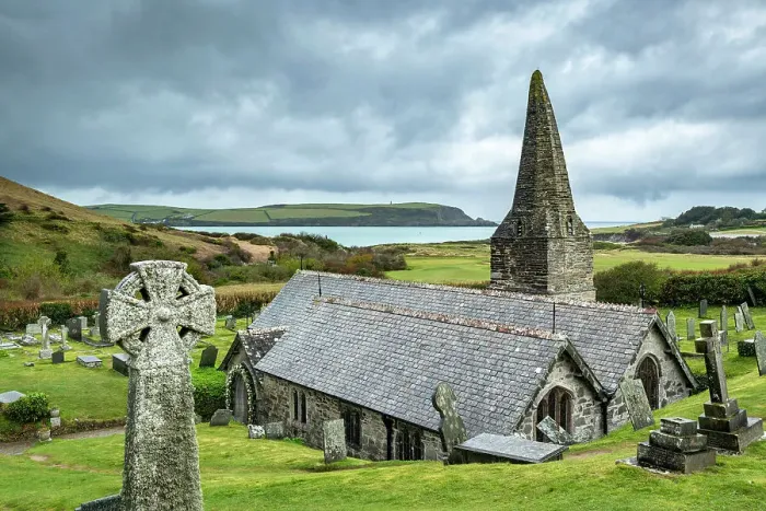 Framed Print : St Enodoc Church near the entrance to the Camel Estuary, Trebetherick, Cornwall, England. Spring (April) 2022