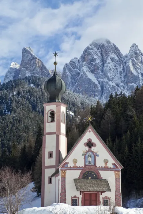 Framed Print : St Johann Church in Ranui in Villnoss, Le Odle Group  /  Geisler Spitzen, Val di Funes