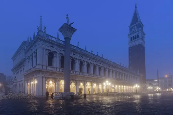 Framed Print : St Mark's Square on a foggy dawn, Venice, Italy