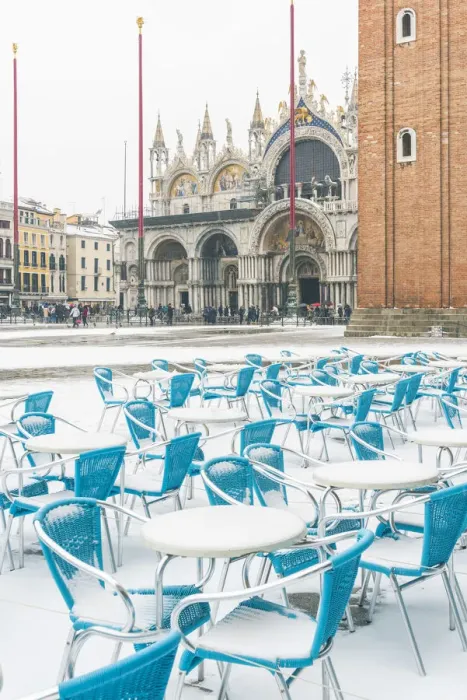 Framed Print : St Marks square, Venice, Veneto, Italy. Bar tables with snow Framed Print : St Marks square, Venice, Veneto, Italy. Bar tables with snow
