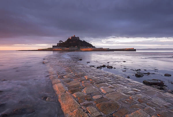 St Michaels Mount and the Causeway at dawn, Marazion, Cornwall, England. Winter