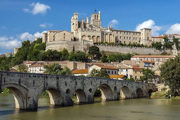 St. Nazaire Cathedral and Pont Vieux or Old Bridge, Beziers, Languedoc-Roussillon, France