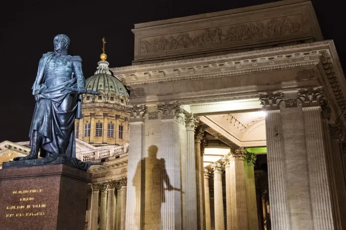 Framed Print : Statue of Barclay de Tolly in front of the Kazan Cathedral, Saint Petersburg, Russia Framed Print : Statue of Barclay de Tolly in front of the Kazan Cathedral, Saint Petersburg, Russia