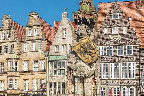 Statue of Bremer Roland and historic houses on the market square, Bremen, Germany