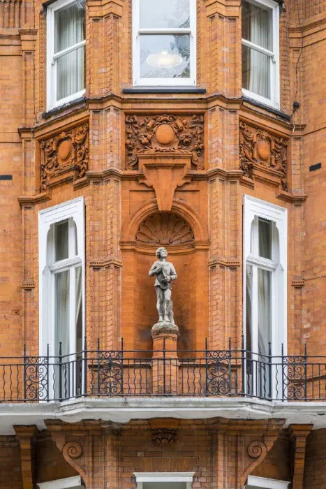 Framed Print : Statue on a brick terraced house, Kensington, London, England, UK Framed Print : Statue on a brick terraced house, Kensington, London, England, UK