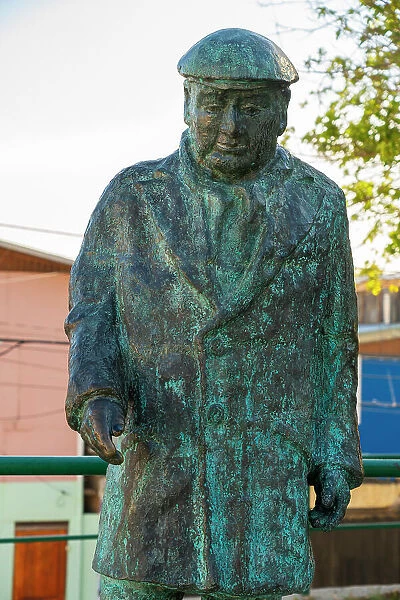 Statue of Chilean Nobel prize winning poet Pablo Neruda, Plaza De Los Poetas, Cerro La Florida, Valparaiso, Valparaiso Province, Valparaiso Region, Chile