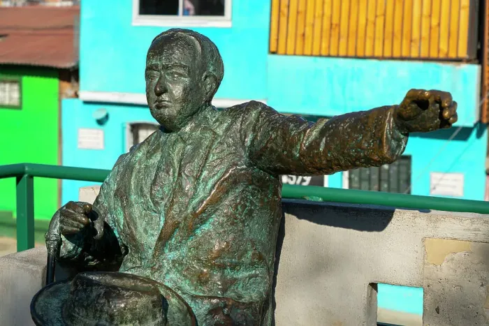 Framed Print : Statue of Chilean poet Vicente Huidobro, Plaza De Los Poetas, Cerro La Florida, Valparaiso, Valparaiso Province, Valparaiso Region, Chile Framed Print : Statue of Chilean poet Vicente Huidobro, Plaza De Los Poetas, Cerro La Florida, Valparaiso, Valparaiso Province, Valparaiso Region, Chile