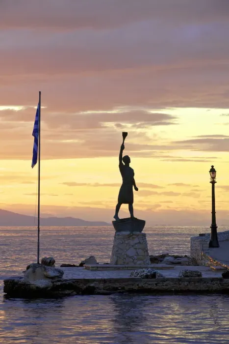 Framed Print : Statue of Giorgos Anemogiannis at The Harbour Entrance, Gaios Harbour, Paxos Framed Print : Statue of Giorgos Anemogiannis at The Harbour Entrance, Gaios Harbour, Paxos