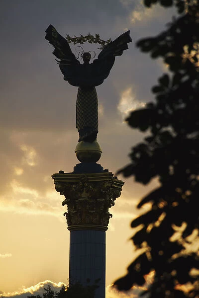 Statue in Independence Square (Maydan Nezalezhnosti) at sunset, Kiev, Ukraine