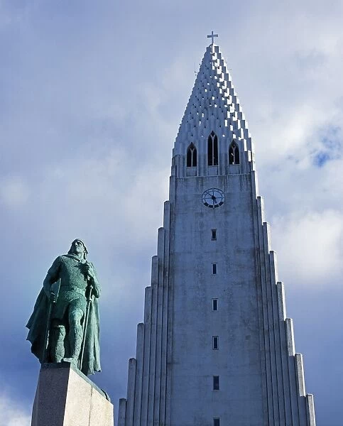 Statue of Leif Eiriksson in front of Hallgrimskirkja