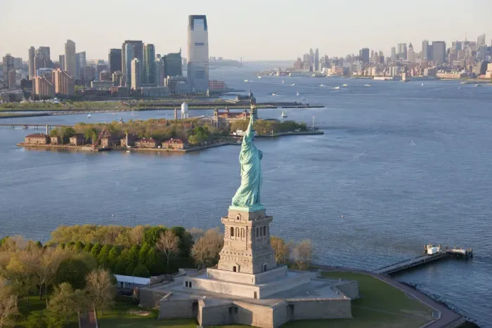 Framed Print : Statue of Liberty (Jersey City, Hudson River, Ellis Island and Manhattan behind) Framed Print : Statue of Liberty (Jersey City, Hudson River, Ellis Island and Manhattan behind)