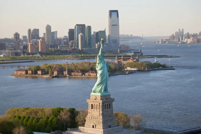 Framed Print : Statue of Liberty (Jersey City, Hudson River, Ellis Island and Manhattan behind) Framed Print : Statue of Liberty (Jersey City, Hudson River, Ellis Island and Manhattan behind)