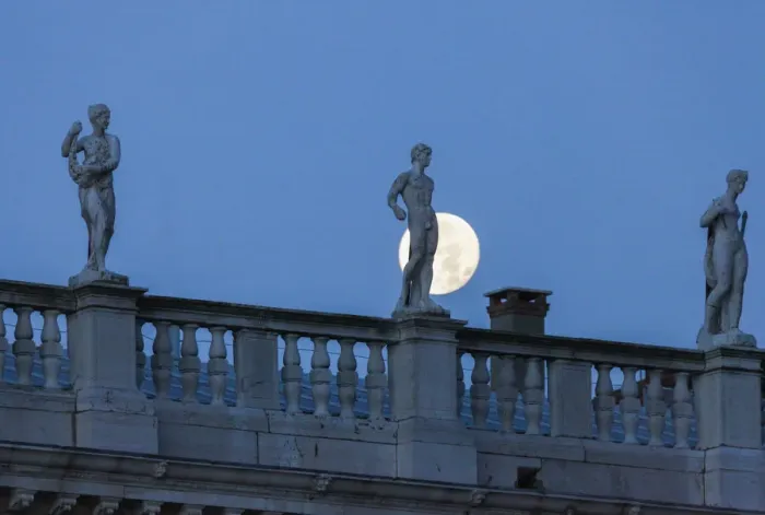 Framed Print : Statues of the Marciana librarys building in front of the full Moon, Venice, Veneto Framed Print : Statues of the Marciana librarys building in front of the full Moon, Venice, Veneto