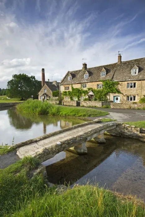 Framed Print : Stone footbridge and cottages at Lower Slaughter in the Cotswolds, Gloucestershire Framed Print : Stone footbridge and cottages at Lower Slaughter in the Cotswolds, Gloucestershire