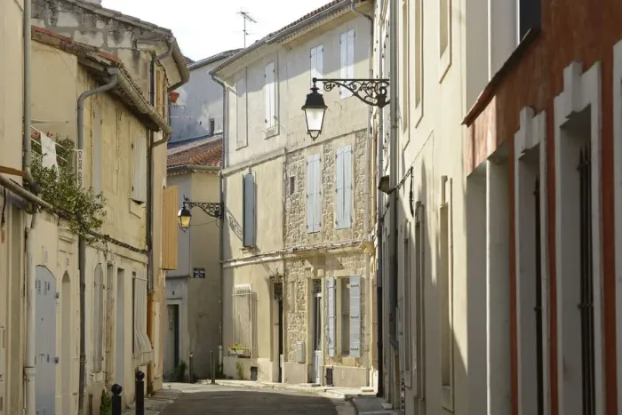 Framed Print : Street in Arles, Provence Alpes Cote d Azur, France, Europe Framed Print : Street in Arles, Provence Alpes Cote d Azur, France, Europe