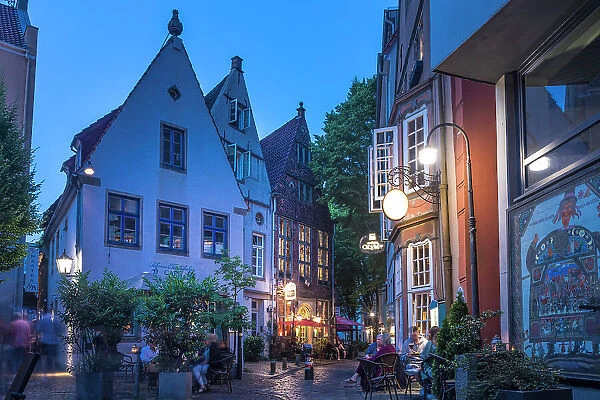 Street cafes in the historic Schnoor district in the evening, Bremen, Germany
