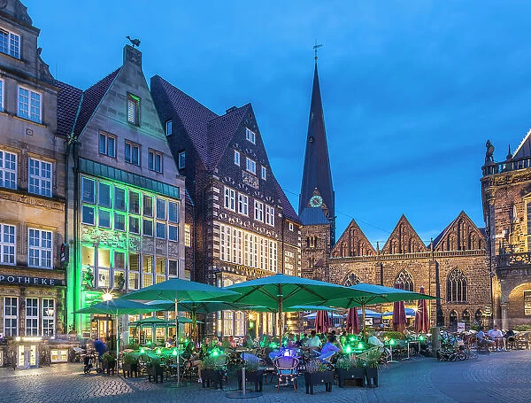 Street cafes on the market square with Church Unser Lieben Frauen in the evening, Bremen, Germany